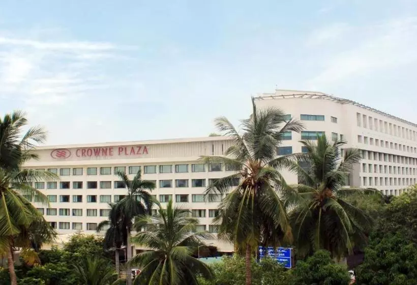 キングサイズベッドのスタンダードルーム, Crowne Plaza Chennai Adyar Park