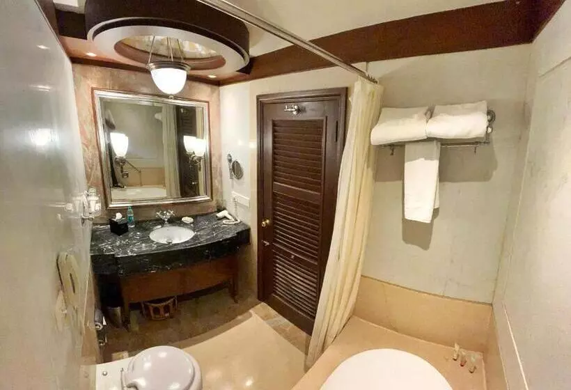 キングサイズベッドのスタンダードルーム, Crowne Plaza Chennai Adyar Park