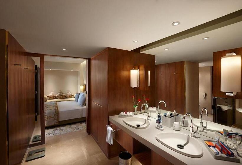 جناح كلوب, Crowne Plaza Chennai Adyar Park