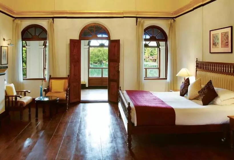 キングサイズベッドのスタンダードルーム, Taj Kumarakom Resort And Spa Kerala