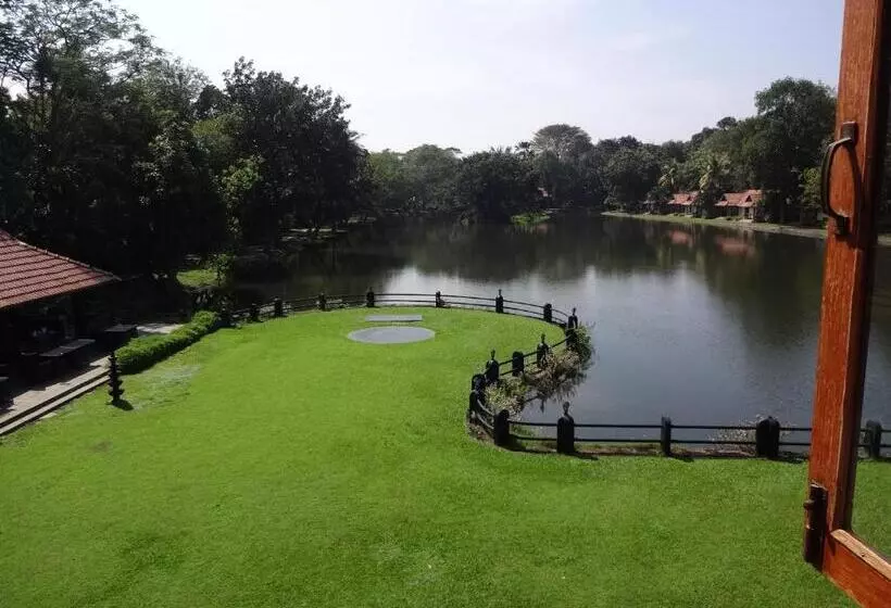 キングサイズベッドのスタンダードルーム, Taj Kumarakom Resort And Spa Kerala