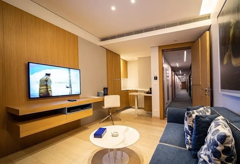 سوئیت با بالکن, Monot Suites