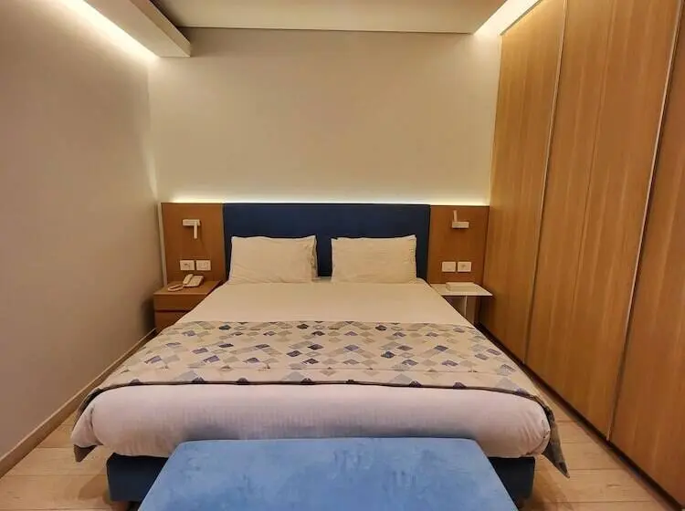 سوییت لوکس, Monot Suites