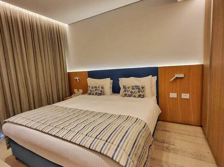 سوییت لوکس, Monot Suites