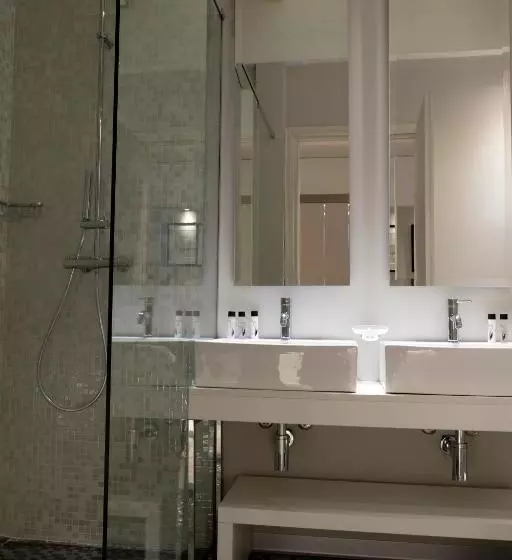 Suite with lake view, Oliveto