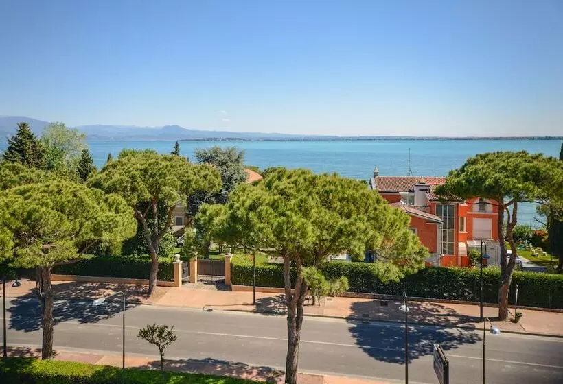 اتاق استاندارد با چشم‌انداز دریاچه, Oliveto