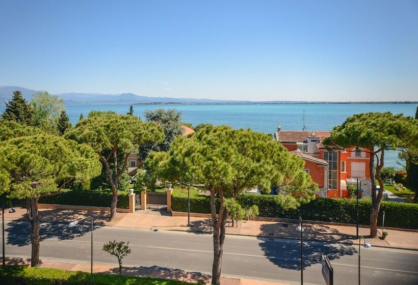 Suite with lake view, Oliveto