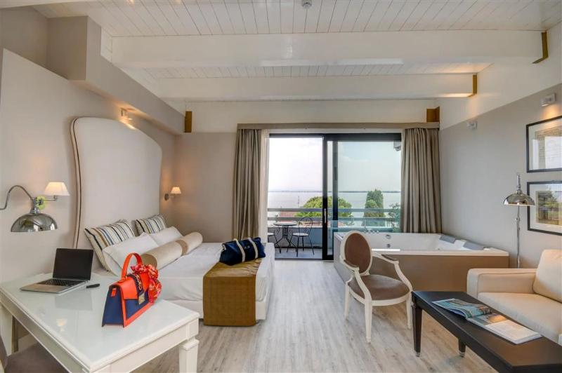 Suite with lake view, Oliveto