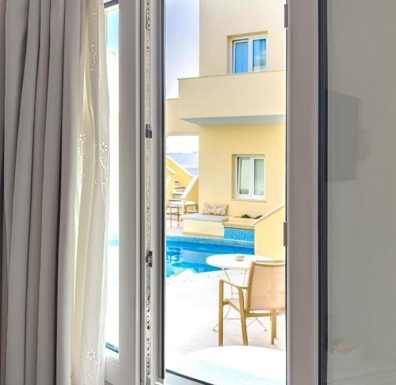 غرفة قياسية, Reverie Santorini