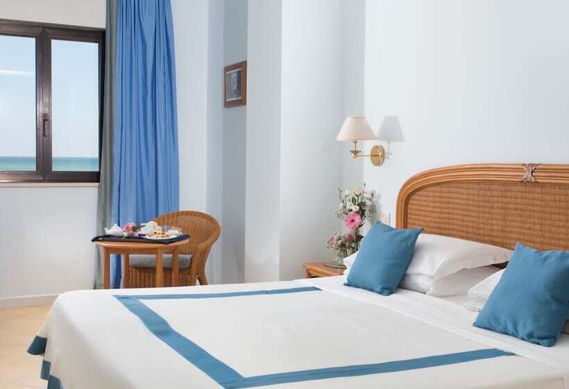 חדר סטנדרט לשלושה, Del Levante