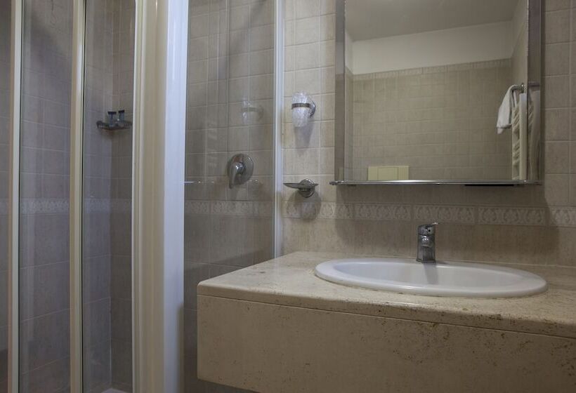 חדר סטנדרט לשלושה, Terminal