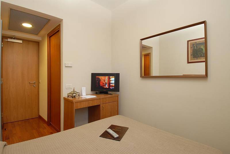 חדר סטנדרט יחיד, Terminal