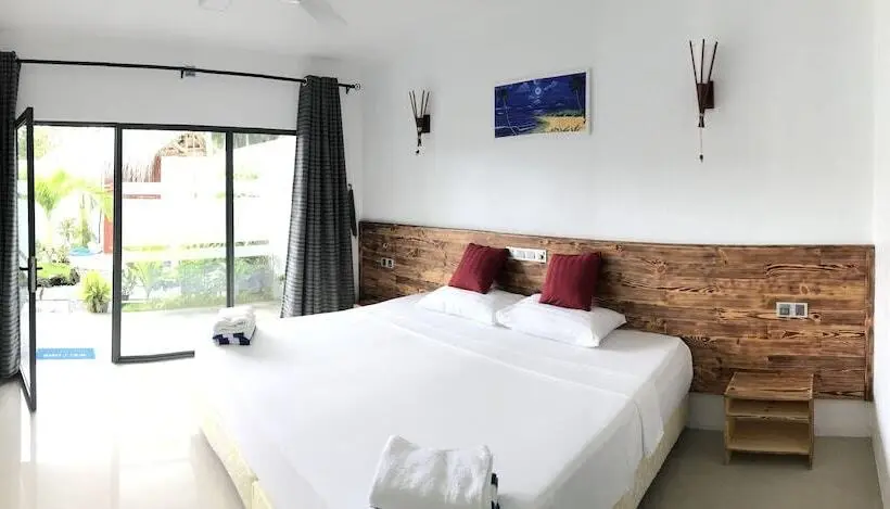 اتاق لوکس با چشم‌انداز باغ, Royal Stay Inn