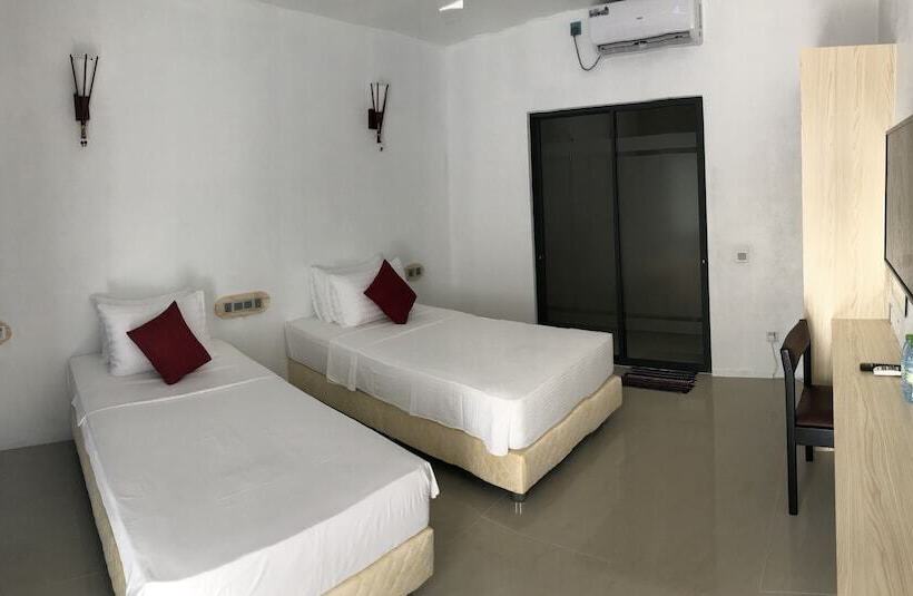 اتاق لوکس با چشم‌انداز باغ, Royal Stay Inn