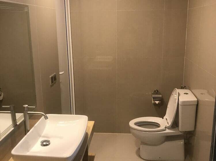 اتاق لوکس با چشم‌انداز باغ, Royal Stay Inn