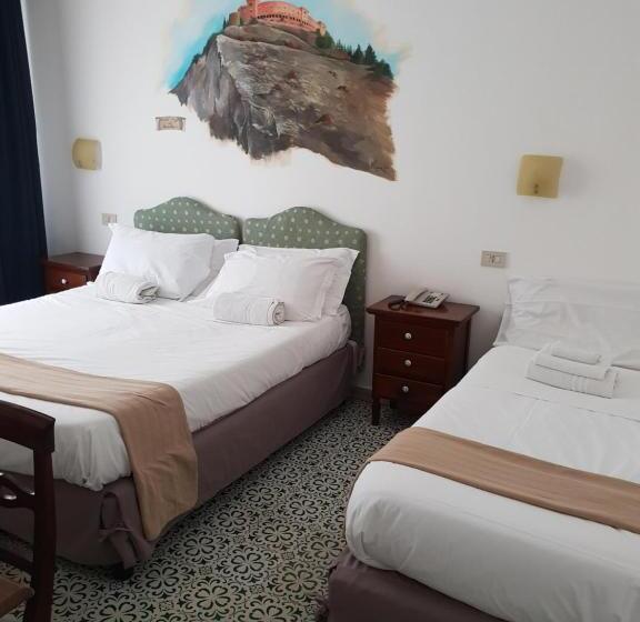 Camera Tripla Standard, Elite