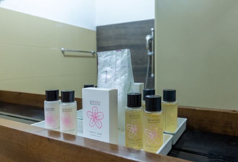 标准三人间, Sakura