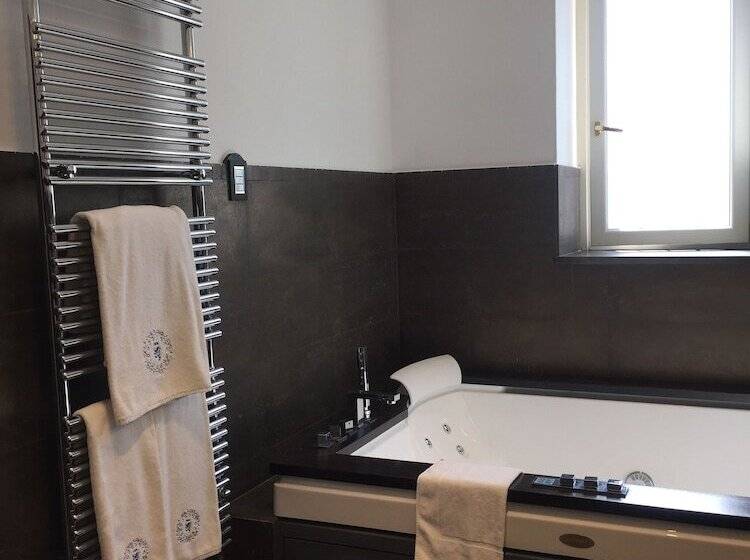 جناح ملكى, Palazzo Confalone