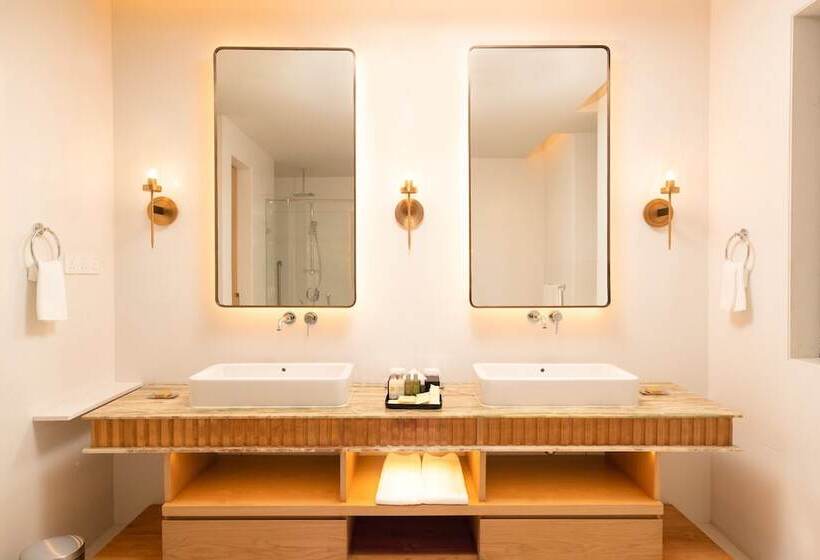 سوییت لوکس, Doubletree By Hilton Weerawila Rajawarna Resort