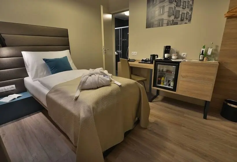 Standard Yhden Hengen Huone Parveke, Ea Hotel New Town