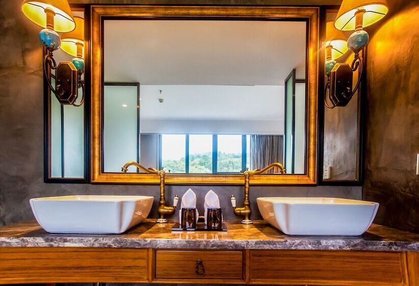 سوییت لوکس, Courtyard Hotel – Li River Branch