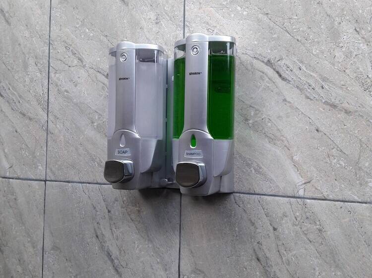 اتاق لوکس, Pemuntalan Guesthouse