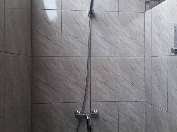 اتاق لوکس, Pemuntalan Guesthouse