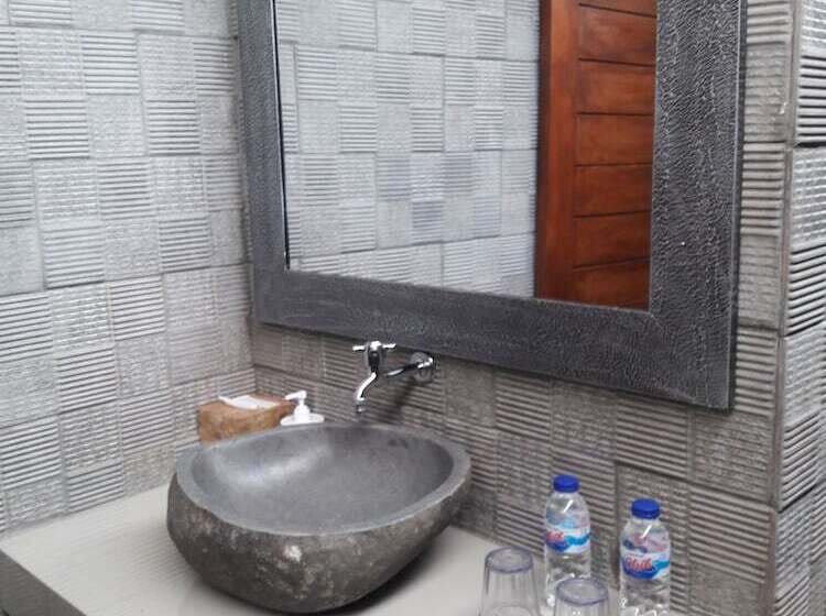 اتاق لوکس, Pemuntalan Guesthouse