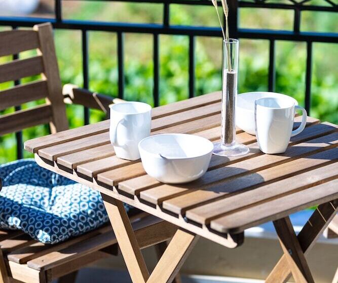 Family Apartment, Theros