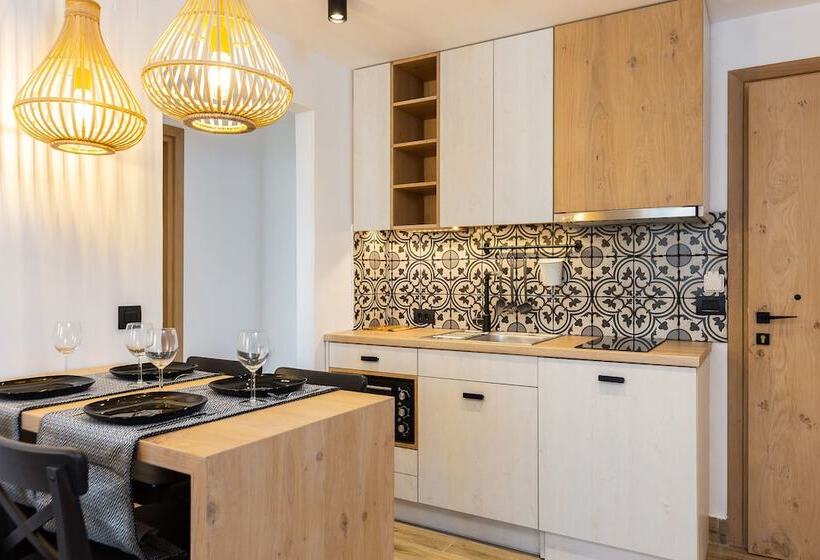 Family Apartment, Theros