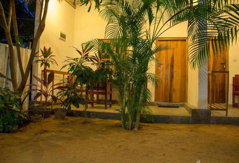 اتاق خانوادگی, Eagle Resort Arugambay