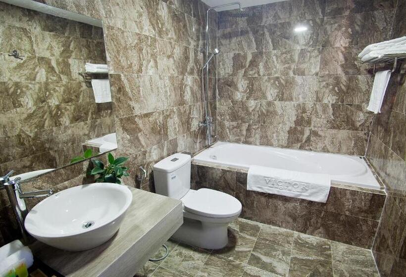 اتاق لوکس, Victor Hanoi