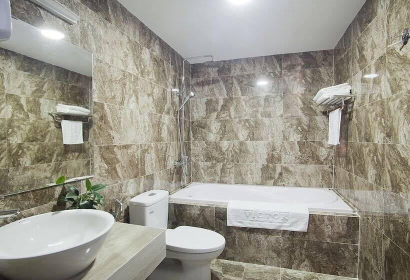 اتاق لوکس, Victor Hanoi