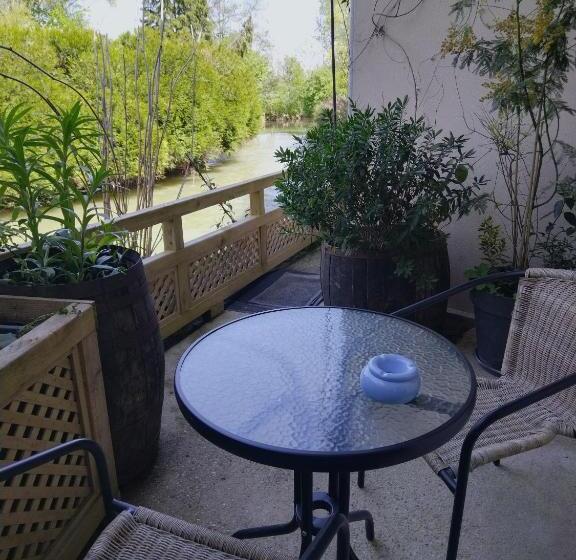 スタンダードルーム, Au Fil De L'eau