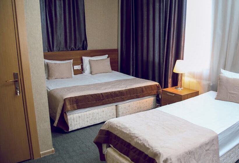 اتاق لوکس سه تخته, The Family