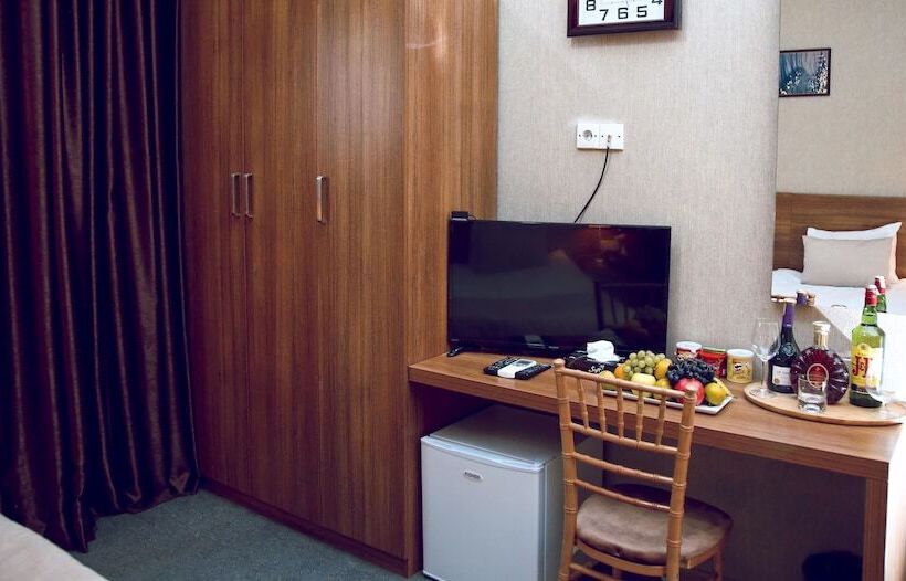 اتاق لوکس سه تخته, The Family