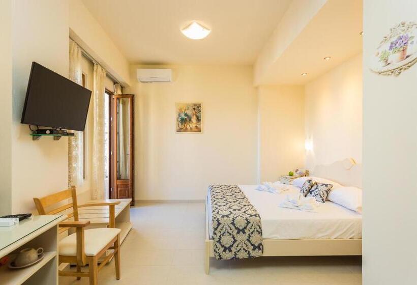 סוויטת ג'וניור עם מרפסת, Polyxenia Suites
