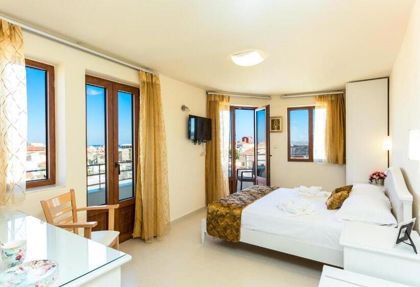 סוויטה דלוקס, Polyxenia Suites