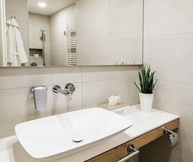 Standardrum, Adele Apartments