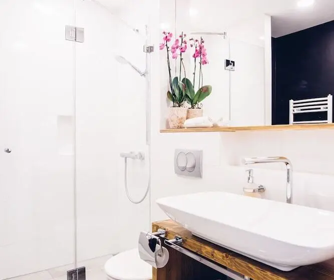 Standardrum, Adele Apartments