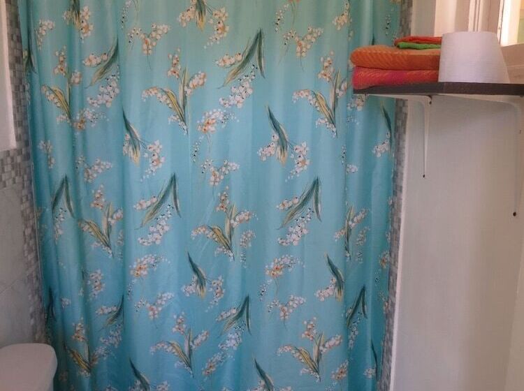 اتاق رمانتیک, The Lion House Jamaica