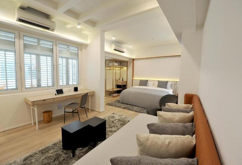 מיטת קינג בסוויטה, 88 Armenian