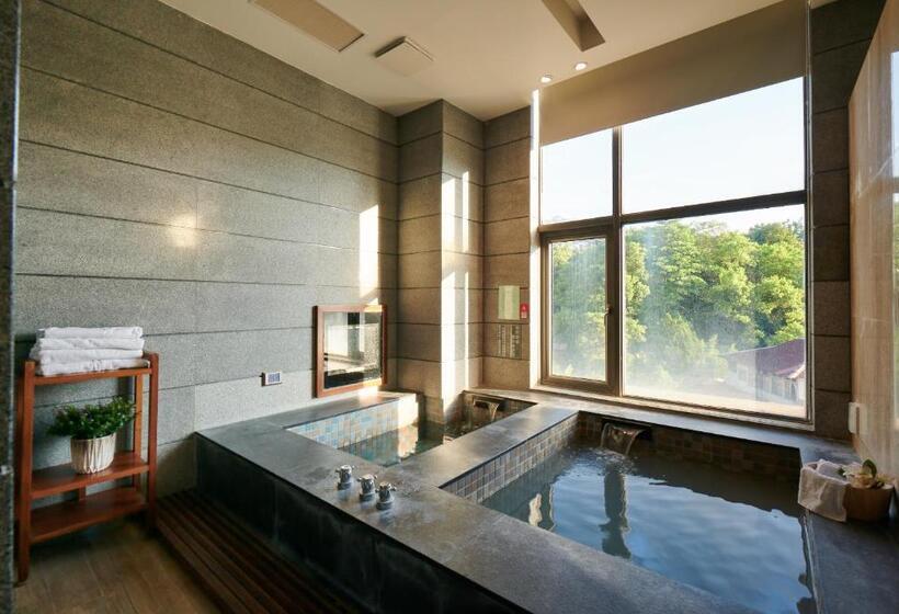اتاق لوکس چهار تخته, Reikei Hot Spring Resort