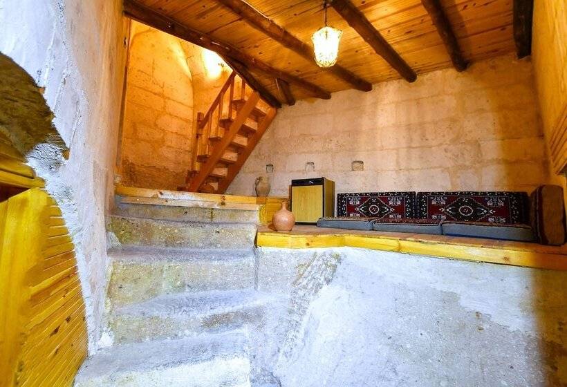 Suite Familiar, Larissa Cave