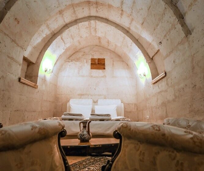 Suite Familiar, Larissa Cave