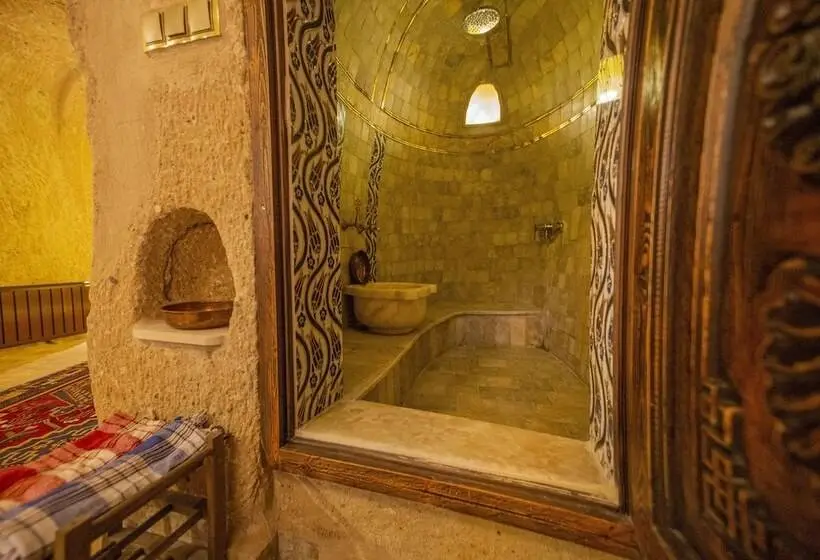 سوئیت با تخت بزرگ, Royal Cave