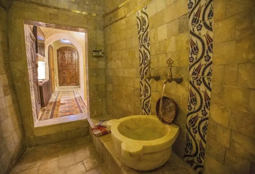 سوئیت با تخت بزرگ, Royal Cave