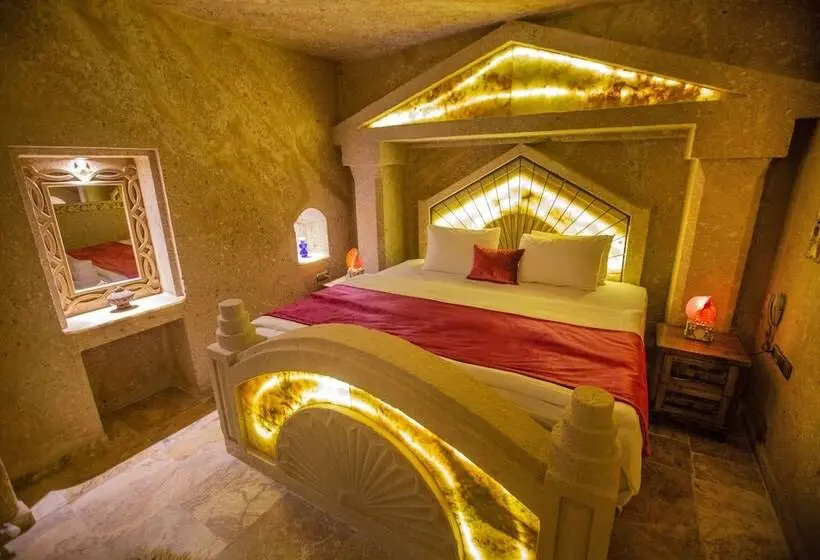 سوئیت با تخت بزرگ, Royal Cave