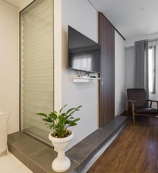 استودیوی سوپریور, Narcissus Hotel & Apartment