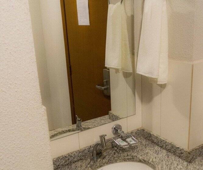 اتاق استاندارد سه نفره, 103 Hotel & Flats